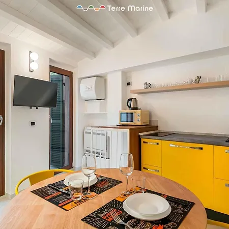 Yellow Lemon Tree, Terre Marine * Manarola